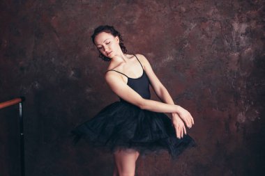 Bale dansçısı balerin güzel siyah çatı stüdyo içinde poz tutu etek elbise
