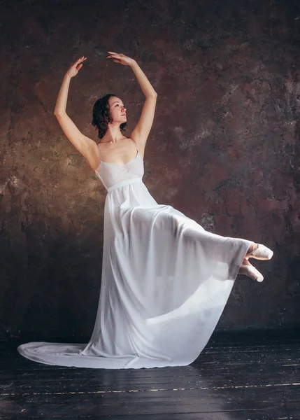 Bailarina Ballet Bailarina Hermoso Vestido Blanco Volador Delgado Está Posando —  Fotos de Stock
