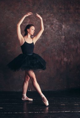 Bale dansçısı balerin güzel siyah çatı stüdyo içinde poz tutu etek elbise