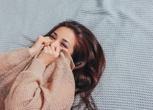 Feliz Sorrindo Bonito Longo Cabelo Asiático Menina Jovem Mulher Aconchegante — Fotografia de Stock