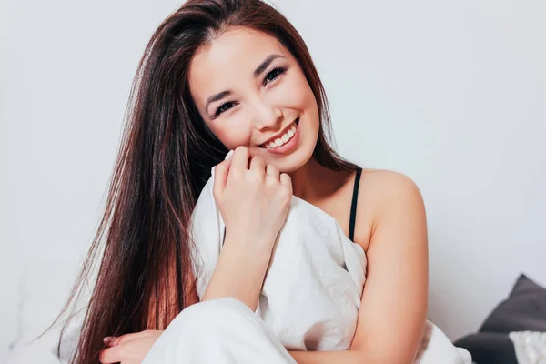 幸せな笑みを浮かべて美しい長い髪アジアの女の子若い女 ベッドで横になっている居心地の良い朝 — ストック写真