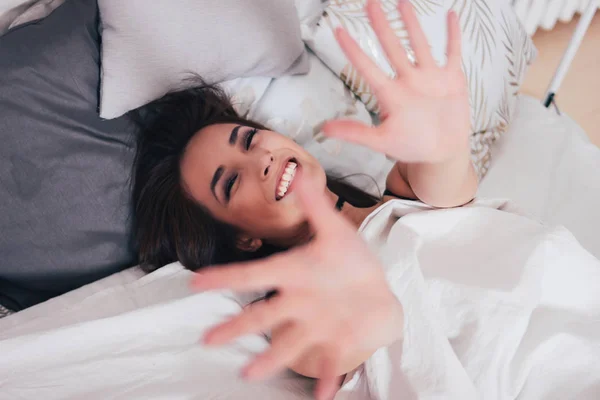 Happy Tersenyum Cantik Gadis Asia Rambut Panjang Berbaring Tempat Tidur — Stok Foto