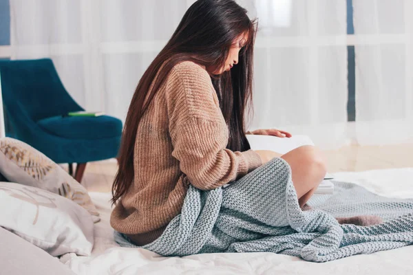 Die Schöne Lange Haare Asiatische Mädchen Junge Frau Sitzt Bett — Stockfoto