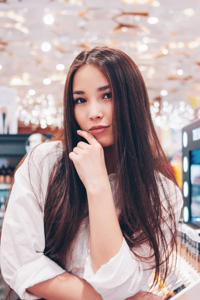 Krásné Dlouhé Vlasy Asijské Usmívající Dívka Mladá Žena Obchodě Supermarketu — Stock fotografie