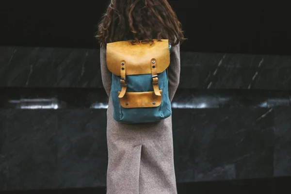 Jovem mulher encaracolado vermelho cabeça menina viajante com mochila e mapa na estação de metrô — Fotografia de Stock