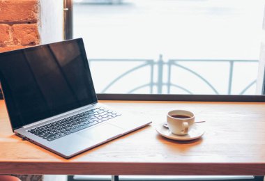 Açık Laptop ve kafede masada bir fincan kahve, örgüsürehberlerhayvanlarörgülerdarağacıtuto