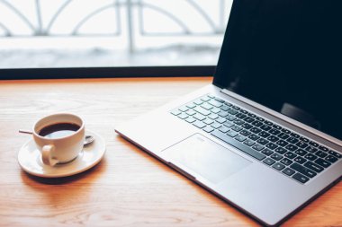 Açık Laptop ve kafede masada bir fincan kahve, örgüsürehberlerhayvanlarörgülerdarağacıtuto