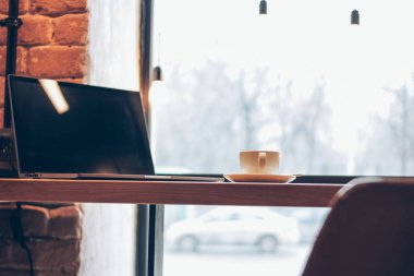 Açık Laptop ve kafede masada bir fincan kahve, örgüsürehberlerhayvanlarörgülerdarağacıtuto