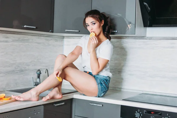 Gelukkig lachende prachtig lang haar Aziatisch meisje grappige jonge vrouw met citroen in keuken — Stockfoto