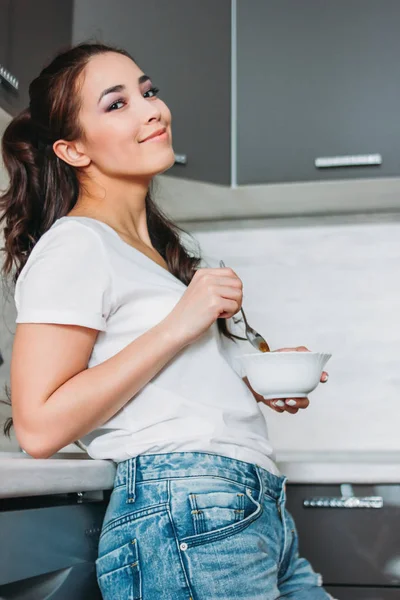 De mooie lachende Aziatisch meisje slanke jonge vrouw licht ontbijten in haar keuken — Stockfoto