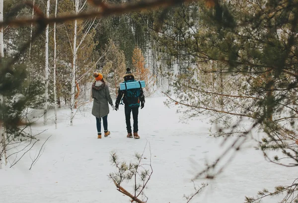La coppia felice innamorata al parco naturale della foresta. Viaggio avventura storia d'amore — Foto Stock