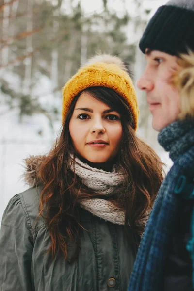 La coppia felice innamorata di giovane uomo e donna al parco naturale della foresta. Viaggio avventura storia d'amore — Foto Stock