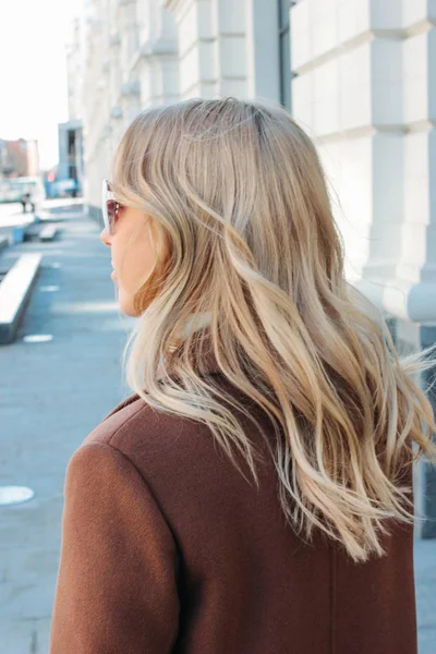 Mulher elegante moda vestindo casaco bege com cabelo louro encaracolado na rua — Fotografia de Stock