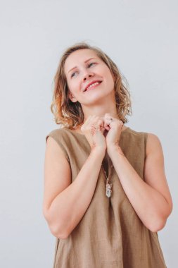 Ellerde mehendi ile keten elbise güzel büyüleyici genç kadın Portresi, eko doğal güzellik, beyaz arka plan üzerinde izole