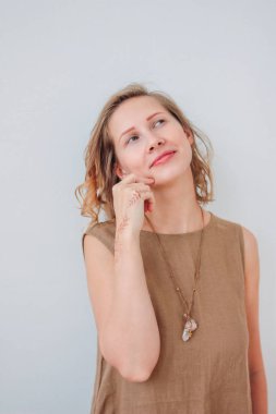 Ellerde mehendi ile keten elbise güzel büyüleyici genç kadın Portresi, eko doğal güzellik, beyaz arka plan üzerinde izole