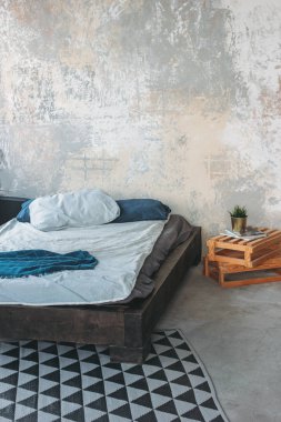 Yatak odasında modern eko loft iç, beton zemin, yatak, minimalizm