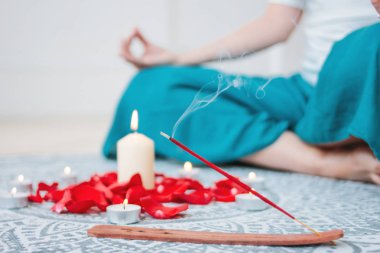 Mumlar arka plan ve kadın practi üzerinde yanan tütsü kırmızı sopa