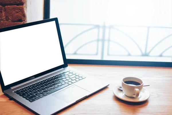 Nyílt laptop és egy csésze kávét az asztalra a kávézóban, freela — Stock Fotó