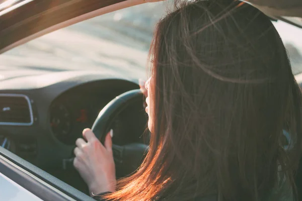 Jong brunette lang haar vrouw rijden passagier auto — Stockfoto