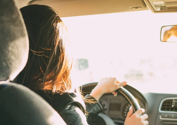 Jong brunette lang haar vrouw rijden passagier auto — Stockfoto