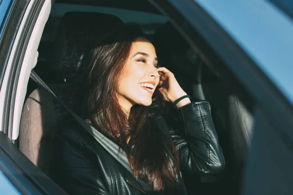 Happpy mooie charmante brunette lang haar jonge Aziatische vrouw in zwart lederen jas enjoing leven in auto venster — Stockfoto