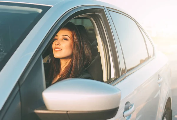 Mooie brunette lang haar jonge Aziatische vrouw rijden personenauto — Stockfoto