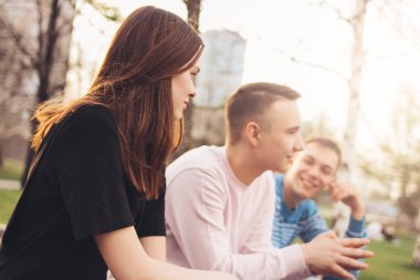 Arkadaş Grubu Millennials öğrenciler gençler şehir caddesinde yürüyüş, dostluk, sağlıklı yaşam tarzı