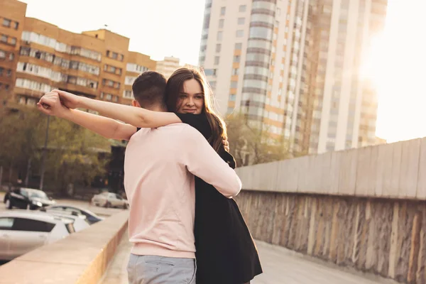 Feliz Jovem Casal Amigos Adolescentes Estudantes Abraçando Rua Cidade — Fotografia de Stock