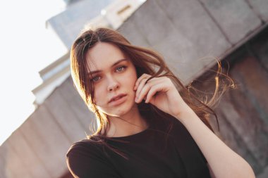 Şehir caddesinde genç güzel uzun rüzgar saç kız model