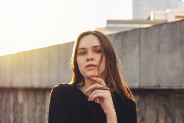 Şehir caddesinde genç güzel uzun rüzgar saç kız model