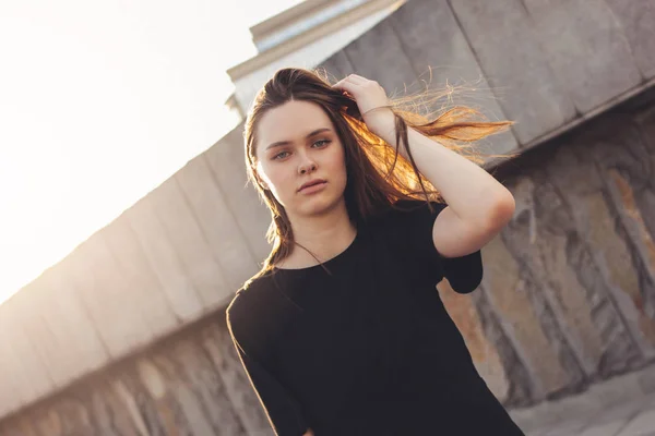 Jovem bonito longo vento cabelo menina modelo de moda na rua da cidade — Fotografia de Stock