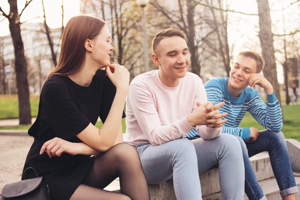 Group of friends Millennials students teenagers sitting at city street, friendship — Stock Photo, Image