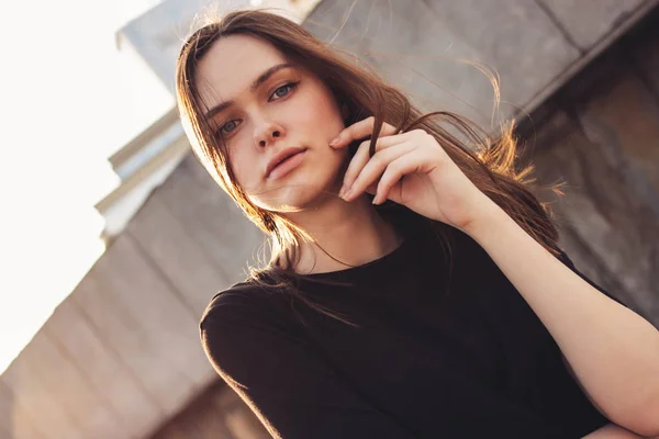 Jovem bonito longo vento cabelo menina modelo de moda na rua da cidade — Fotografia de Stock