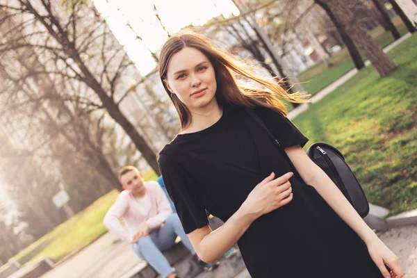 Junge schöne lange Haare Mädchen auf zwei Jungen Freunde Hintergrund in der Stadt Straße — Stockfoto
