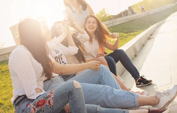 Group of young happy girls friends enjoy life on summer city street, sunset background — Stock Photo, Image
