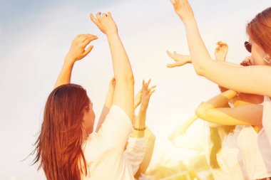 Mavi gökyüzü arka plan genç mutlu dans tan kız grubu, yaz saati, açık hava partisi