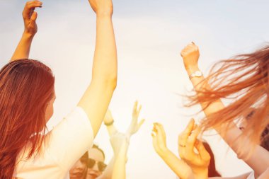 Mavi gökyüzü arka plan genç mutlu dans tan kız grubu, yaz saati, açık hava partisi