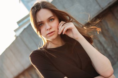 Şehir caddesinde genç güzel uzun rüzgar saç kız model