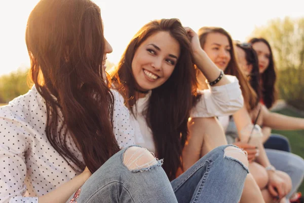 Grupo de jovens amigas meninas felizes desfrutar da vida na rua da cidade de verão, fundo do pôr do sol — Fotografia de Stock