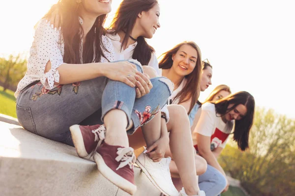 Group of young happy girls friends enjoy life on summer city street, sunset background — Stock Photo, Image