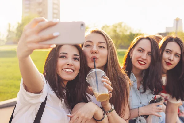 Grupo de jovens felizes despreocupados meninas amigos fazendo selfie na rua da cidade de verão, pôr do sol tempo fundo — Fotografia de Stock