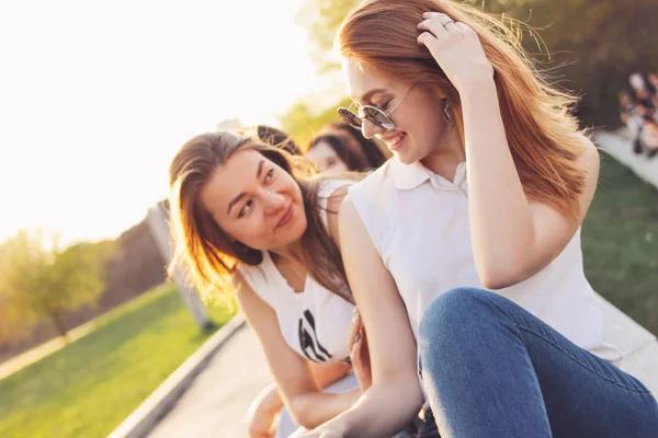 Positiva bela menina de cabelos vermelhos felizes em óculos de sol espelho com amigos no fundo da rua da cidade, horário de pôr do sol de verão — Fotografia de Stock
