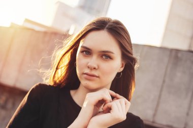 Şehir caddesinde genç güzel uzun rüzgar saç kız moda modeli nin portresi kadar yakın
