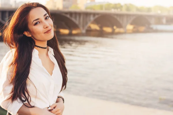 Positivo bonito longo cabelo feliz asiático menina no branco camisa no cidade rio ponte fundo, verão viagem férias tempo — Fotografia de Stock