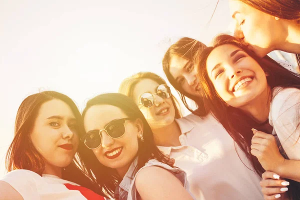 Grupo de despreocupado meninas felizes amigos desfrutar da vida na rua da cidade de verão, pôr do sol tonificado fundo — Fotografia de Stock