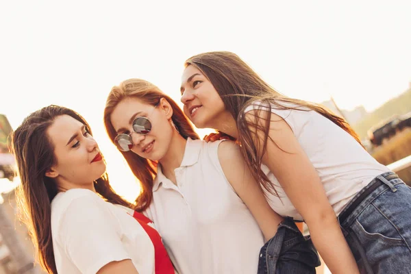 Trois filles insouciantes amis profiter de la vie sur la rue de la ville d'été, fond de coucher de soleil — Photo