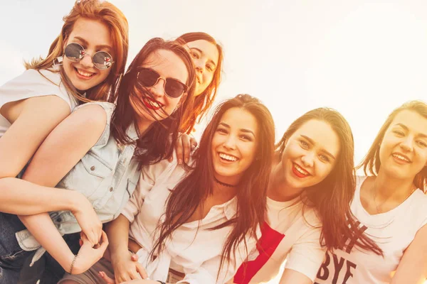 Grupo de despreocupado meninas felizes amigos desfrutar da vida na rua da cidade de verão, pôr do sol tonificado fundo — Fotografia de Stock