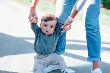 Kadın elleri arka plan açık havada sevimli bebek erkek