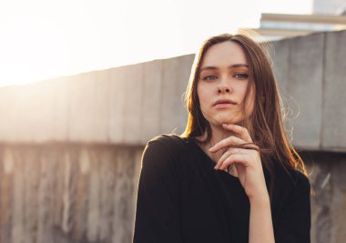 Şehir caddesinde genç güzel uzun rüzgar saç kız model