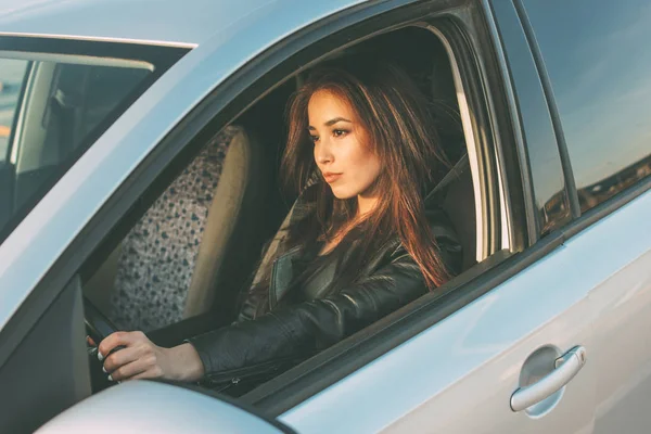 Mooie brunette lang haar jonge Aziatische vrouw rijden personenauto — Stockfoto